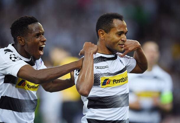 Fussball Champions League Qualifikation Saison 2016 2017 16.08.2016 BSC Young Boys Bern - Borussia Moenchengladbach JUBEL Borussia Moenchengladbach; zweifacher Torschuetze Raffael (re) mit Ibrahima Traore 