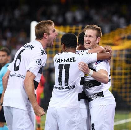 Fussball Champions League Qualifikation Saison 2016 2017 16.08.2016 BSC Young Boys Bern - Borussia Moenchengladbach JUBEL Borussia Moenchengladbach; Torschuetze zum 1-2 Andre Hahn (re) umarmt Raffael (mitte) und Christoph Kramer (v.re.) 
