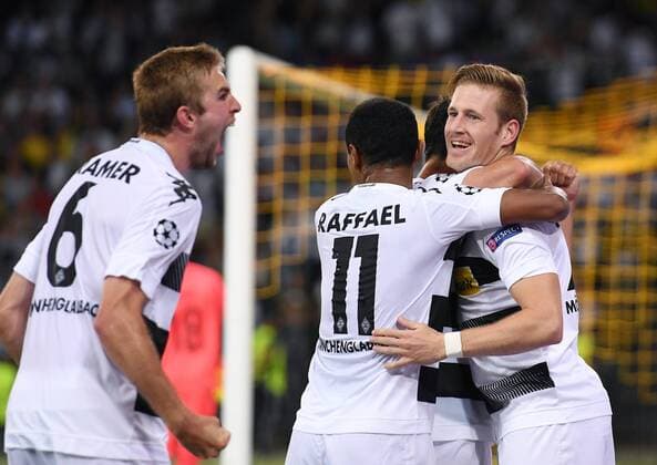 Fussball Champions League Qualifikation Saison 2016 2017 16.08.2016 BSC Young Boys Bern - Borussia Moenchengladbach JUBEL Borussia Moenchengladbach; Torschuetze zum 1-2 Andre Hahn (re) umarmt Raffael (mitte) und Christoph Kramer (v.re.) 
