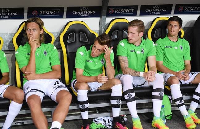 Fussball Champions League Qualifikation Saison 2016 2017 16.08.2016 BSC Young Boys Bern - Borussia Moenchengladbach Ersatzbank Gladbach; Jannik Vestergaard, Patrick Herrmann, Andre Hahn und Jonas Hofmann (v.li.) 