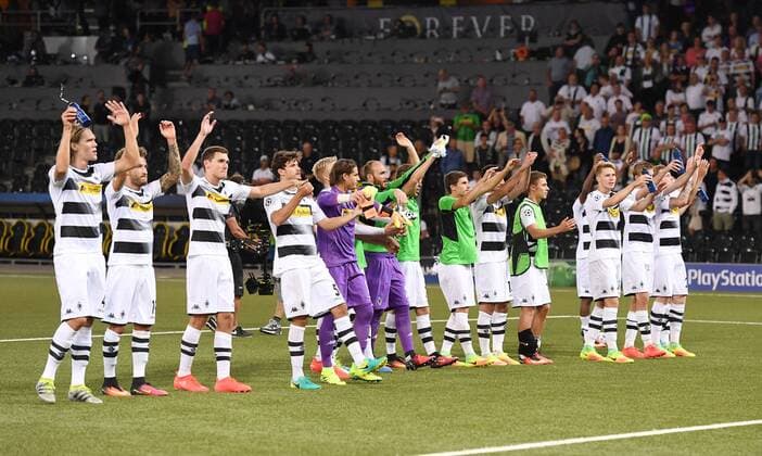 Fussball Champions League Qualifikation Saison 2016 2017 16.08.2016 BSC Young Boys Bern - Borussia Moenchengladbach SCHLUSSJUBEL Team Borussia Moenchengladbach vorn dem Gaestefanblock des Stade de Suisse in Bern; Jannik Vestergaard, Fabian Johnson, Andreas Christensen, Tobias Strobl, Torwart Yann Sommer, Torwart Tobias Sippel, Mahmoud Dahoud, Lars Stindl, Thorgan Hazard, Nico Elvedi, Christoph Kramer und Andre Hahn (v.li.)