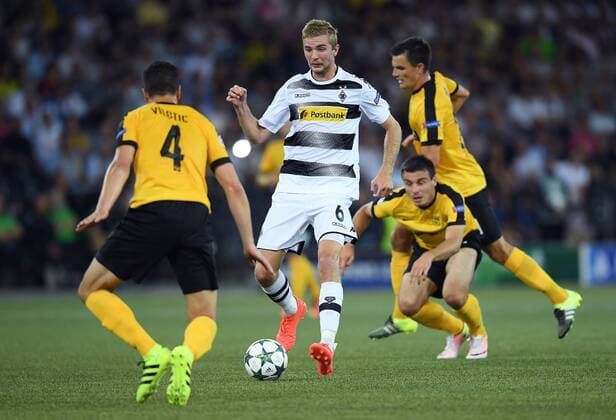 Fussball Champions League Qualifikation Saison 2016 2017 16.08.2016 BSC Young Boys Bern - Borussia Moenchengladbach Christoph Kramer (Mitte, Borussia Moenchengladbach) gegen Milan Vilotic (li, BSC Young Boys Bern) 