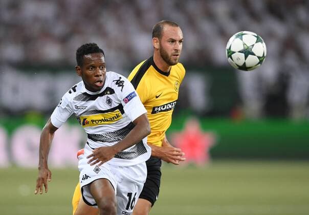 Fussball Champions League Qualifikation Saison 2016 2017 16.08.2016 BSC Young Boys Bern - Borussia Moenchengladbach Ibrahima Traore (li, Borussia Moenchengladbach) gegen Jan Lecjaks (BSC Young Boys Bern) 
