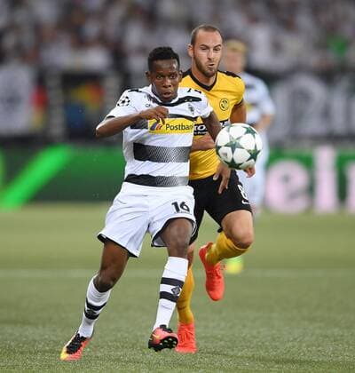 Fussball Champions League Qualifikation Saison 2016 2017 16.08.2016 BSC Young Boys Bern - Borussia Moenchengladbach Ibrahima Traore (li, Borussia Moenchengladbach) gegen Jan Lecjaks (BSC Young Boys Bern) 