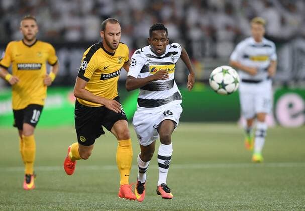 Fussball Champions League Qualifikation Saison 2016 2017 16.08.2016 BSC Young Boys Bern - Borussia Moenchengladbach Ibrahima Traore (re, Borussia Moenchengladbach) gegen Jan Lecjaks (li, BSC Young Boys Bern) 