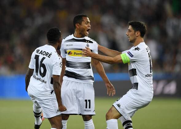 Fussball Champions League Qualifikation Saison 2016 2017 16.08.2016 BSC Young Boys Bern - Borussia Moenchengladbach JUBEL Borussia Moenchengladbach; Lars Stindl (re) umarmt Torschuetze zum 0-1 Raffael (Mitte) und Ibrahima Traore (li) 