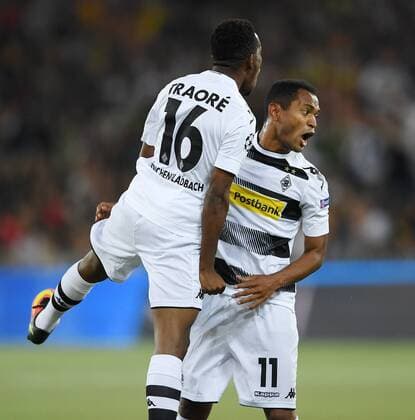 Fussball Champions League Qualifikation Saison 2016 2017 16.08.2016 BSC Young Boys Bern - Borussia Moenchengladbach JUBEL Borussia Moenchengladbach; Ibrahima Traore (li) umarmt Torschuetze zum 0-1 Raffael 