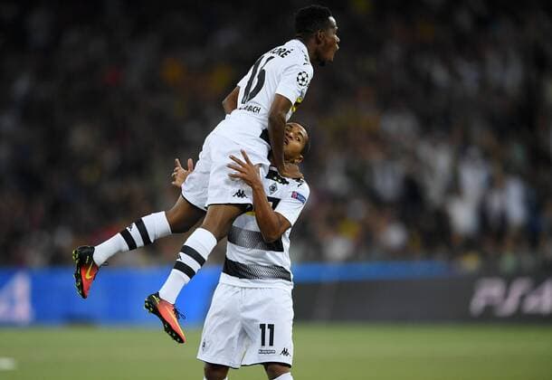 Fussball Champions League Qualifikation Saison 2016 2017 16.08.2016 BSC Young Boys Bern - Borussia Moenchengladbach JUBEL Borussia Moenchengladbach; Ibrahima Traore (li) umarmt Torschuetze zum 0-1 Raffael 