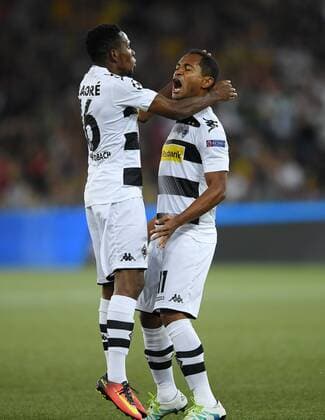 Fussball Champions League Qualifikation Saison 2016 2017 16.08.2016 BSC Young Boys Bern - Borussia Moenchengladbach JUBEL Borussia Moenchengladbach; Ibrahima Traore (li) umarmt Torschuetze zum 0-1 Raffael 