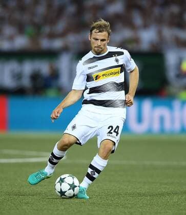 Fussball Champions League Qualifikation Saison 2016 2017 16.08.2016 BSC Young Boys Bern - Borussia Moenchengladbach Tony Jantschke (Borussia Moenchengladbach) am Ball 