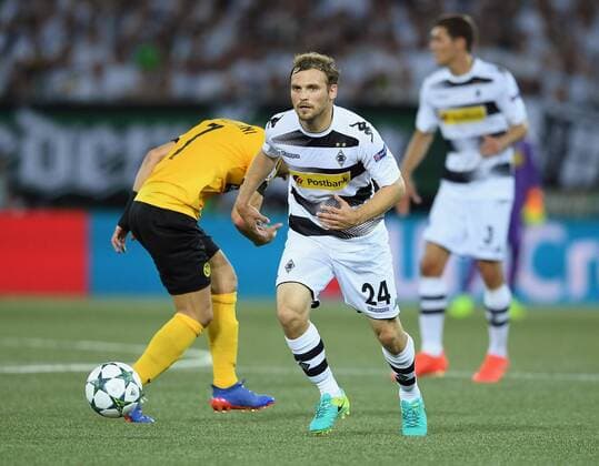Fussball Champions League Qualifikation Saison 2016 2017 16.08.2016 BSC Young Boys Bern - Borussia Moenchengladbach Tony Jantschke (Borussia Moenchengladbach) am Ball 