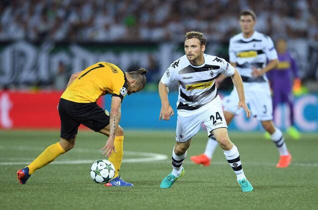 Fussball Champions League Qualifikation Saison 2016 2017 16.08.2016 BSC Young Boys Bern - Borussia Moenchengladbach Tony Jantschke (re, Borussia Moenchengladbach) gegen Miralem Sulejmani (li, BSC Young Boys Bern) 