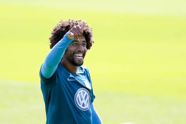 Dante (Wolfsburg, 18) Portrait, Porträt, Einzelbild gibt Anweisungen, gestikuliert, mit den Armen gestikulieren, gives instructions, gesticulate, zufrieden, lacht, grüßt, Surfergruß., Fußball, Bundesliga, Training VfL Wolfsburg, xtgx