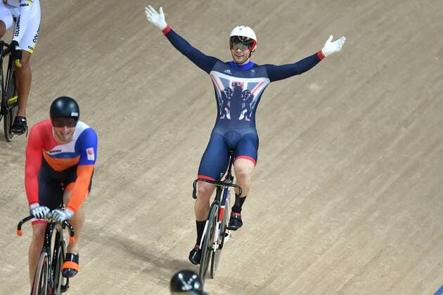 Jason KENNY, GBR, Jubel, jubeln, Freude, cheers, 1. Platz, Goldmedaillengewinner, Gold, Goldmedaille, Olympiasieger, Keirin der Maenner, Aktion, Bahnrad, Cycling Track, Rio Olympic Velodrome,am 16.08.2016. Olympische Sommerspiele 2016, vom 05.08. - 21.08.2016 in Rio de Janeiro Brasilien.