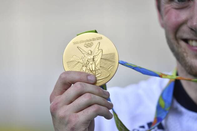 Jason KENNY, GBR, Jubel, jubeln, Freude, cheers, 1. Platz, Goldmedaillengewinner, Gold, Goldmedaille, Olympiasieger, Siegerehrung, Medal Ceremony, Keirin der Maenner, Bahnrad, Cycling Track, Rio Olympic Velodrome,am 16.08.2016. Olympische Sommerspiele 2016, vom 05.08. - 21.08.2016 in Rio de Janeiro Brasilien. Â