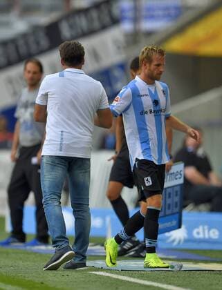 14.08.2016, Fussball 2.Liga 2016 2017, 2.Spieltag, TSV 1860 München - DSC Arminia Bielefeld, in der Allianz-Arena München. Stefan Aigner (TSV 1860 München) geht angeschlagen aus dem Spiel. Trainer Kosta Runjaic (li, TSV 1860 München) 