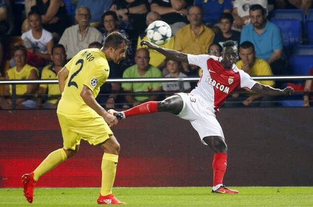 Villarreal FC s defender Mario Gaspar (L) fights for the ball with French defender Benjamin Mendy (R) of AS Monaco during their UEFA Champions League playoff first leg match between AS Monaco and Villareal played at El Madrigal stadium in Villarreal, Castellon, eastern of Spain on 17 August 2016. Villarreal FC vs AS Monaco !ACHTUNG: NUR REDAKTIONELLE NUTZUNG!  20160817-636070657913122267