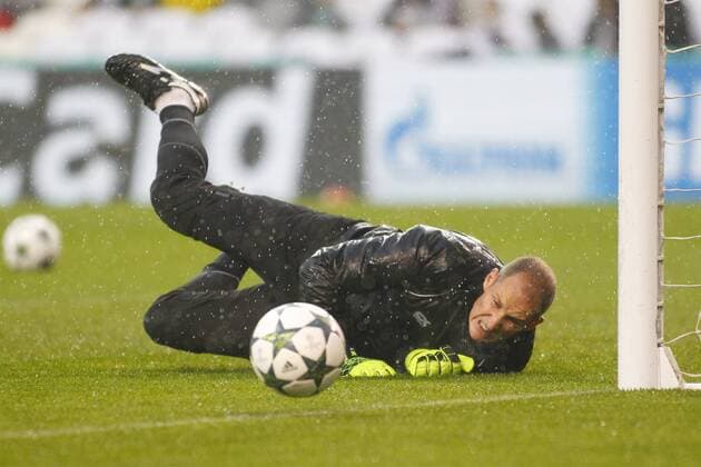 17.08.2016. Aviva Stadium, Dublin, Ireland. UEFA Champions League 2016-17 Play-Off. Dundalk v Legia Warsaw. Dundalk goalkeeper Gary Rogers makes a save during the warm up. xAshleyxCahillx  ActionPlus11776325