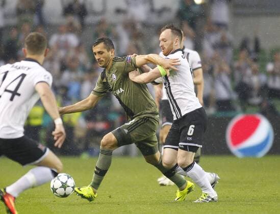 17.08.2016. Aviva Stadium, Dublin, Ireland. UEFA Champions League 2016-17 Play-Off. Dundalk v Legia Warsaw. Tomasz Jodlowiec gets away from Stephen O Donnell. xAshleyxCahillx  ActionPlus11776327
