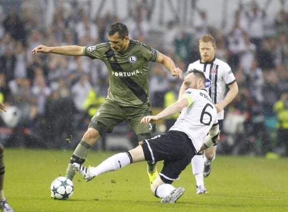 17.08.2016. Aviva Stadium, Dublin, Ireland. UEFA Champions League 2016-17 Play-Off. Dundalk v Legia Warsaw. Tomasz Jodlowiec gets away from Stephen O Donnell. xAshleyxCahillx  ActionPlus11776328