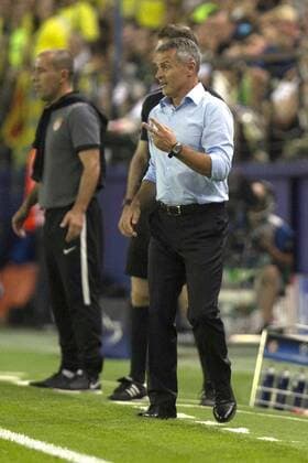 Villarreal FC s head coach Fran Escribá gestures during their UEFA Champions League playoff first leg match between Villarreal and AS Monaco played at El Madrigal stadium in Villarreal, Castellon, eastern of Spain on 17 August 2016. Villarreal FC vs AS Monaco !ACHTUNG: NUR REDAKTIONELLE NUTZUNG!  20160817-636070668985614267