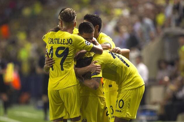 Villarreal FC s Brazilian striker Alexandre Pato celebrates with his team mates after scoring against AS Monaco during their UEFA Champions League playoff first leg match between Villarreal and AS Monaco played at El Madrigal stadium in Villarreal, Castellon, eastern of Spain on 17 August 2016. Villarreal FC vs AS Monaco !ACHTUNG: NUR REDAKTIONELLE NUTZUNG!  20160817-636070672949106267