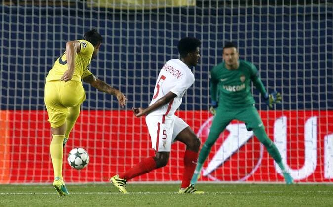 Villarreal FC s Brazilian striker Alexandre Pato (L) shoots to score against AS Monaco during their UEFA Champions League playoff first leg match between Villarreal and AS Monaco played at El Madrigal stadium in Villarreal, Castellon, eastern of Spain on 17 August 2016. Villarreal FC vs AS Monaco !ACHTUNG: NUR REDAKTIONELLE NUTZUNG!  20160817-636070673678406267