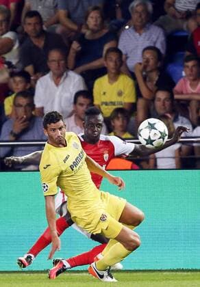 Villarreal FC s Argentinian defender Mateo Musacchio (L) fights for the ball with AS Monaco defender Benjamin Mendy (R) during their UEFA Champions League playoff first leg match between Villarreal and AS Monaco played at El Madrigal stadium in Villarreal, Castellon, eastern of Spain on 17 August 2016. Villarreal FC vs AS Monaco !ACHTUNG: NUR REDAKTIONELLE NUTZUNG!  20160817-636070680062699761