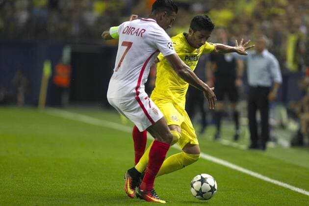 Villarreal FC s defender Jose Angel (R) fights for the ball with AS Monaco Moroccan midfielder Nabil Dirar (L) during their UEFA Champions League playoff first leg match between Villarreal and AS Monaco played at El Madrigal stadium in Villarreal, Castellon, eastern of Spain on 17 August 2016. Villarreal FC vs AS Monaco !ACHTUNG: NUR REDAKTIONELLE NUTZUNG!  20160817-636070691768867188