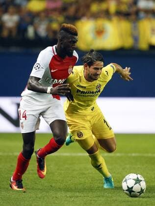 Villarreal FC s Braziliab striker Alexandre Pato (R) fights for the ball with AS Monaco Tiemoue Bakayoko (L) during their UEFA Champions League playoff first leg match between Villarreal and AS Monaco played at El Madrigal stadium in Villarreal, Castellon, eastern of Spain on 17 August 2016. Villarreal FC vs AS Monaco !ACHTUNG: NUR REDAKTIONELLE NUTZUNG!  20160817-636070694665631188
