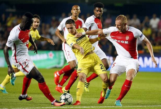 Villarreal FC s Colombian forward Rafael Borre (C) fights for the ball with AS Monaco players Benjamin Mendy (L) and Kamil Glik (R) during their UEFA Champions League playoff first leg match between Villarreal and AS Monaco played at El Madrigal stadium in Villarreal, Castellon, eastern of Spain on 17 August 2016. Villarreal FC vs AS Monaco !ACHTUNG: NUR REDAKTIONELLE NUTZUNG!  20160817-636070696085699188