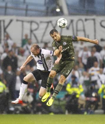 17.08.2016. Aviva Stadium, Dublin, Ireland. UEFA Champions League 2016-17 Play-Off. Dundalk versus Legia Warsaw. Tomasz Jodlowiec wins an aerial battle with Dane Massey. xAshleyxCahillx  ActionPlus11776336