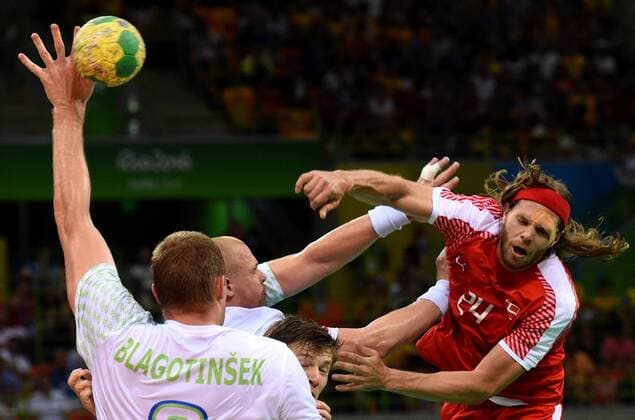 Bilder des Tages - SPORT Rio 2016, Handball, Dänemark - Slowenien (160817) -- RIO DE JANEIRO, Aug. 17, 2016 -- Denmark s Mikkel Hansen (R) shoots the ball during a men s quarterfinal of Handball against Slovenia at the 2016 Rio Olympic Games Olympische Spiele Olympia OS in Rio de Janeiro, Brazil, on Aug. 17, 2016. Denmark won 37-30. ) (xr) (SP)BRAZIL-RIO DE JANEIRO-OLYMPICS-HANDBALL YuexYuewei 