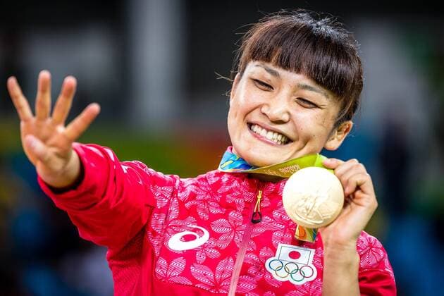(160817) -- RIO DE JANEIRO, Aug. 17, 2016 -- Gold medalist Japan s Kaori Icho reacts during the awarding ceremony for the women s freestyle 58kg category of Wrestling at the 2016 Rio Olympic Games Olympische Spiele Olympia OS in Rio de Janeiro, Brazil, on Aug. 17, 2016. )(xr) (SP)BRAZIL-RIO DE JANEIRO-OLYMPICS-WRESTLING LiuxBin 