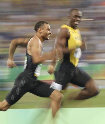 Themen der Woche - SPORT Bilder des Tages - SPORT Usain Bolt (R) of Jamaica and Andre de Grasse (L) in action during the Olympic Games Olympische Spiele Olympia OS Rio 2016 Men s Decathlon 200m at the Olympic Stadium in Rio de Janeiro, Brazil, 17 August 2016. MEN S DECATHLON 200M !ACHTUNG: NUR REDAKTIONELLE NUTZUNG!  RIO193 20160818-636071003483973691