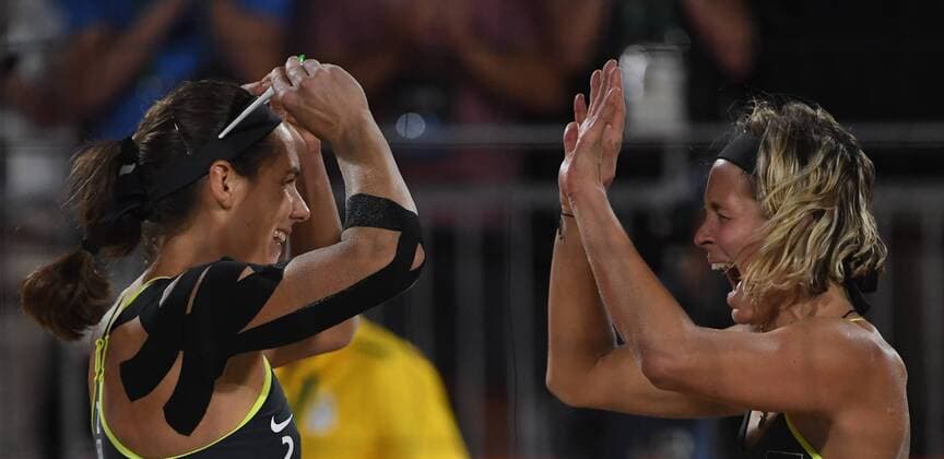 Rio 2016, Beachvolleyball Damen Finale, Deutschland - Brasilien (160818) -- RIO DE JANEIRO, Aug. 18, 2016 -- Germany s Laura Ludwig (R) and Kira Walkenhorst celebrate after the women s final of Beach volleyball Beachvolleyball against Brazil at the 2016 Rio Olympic Games Olympische Spiele Olympia OS in Rio de Janeiro, Brazil, on Aug. 18, 2016. Germany won the gold medal. )(xr) (SP)BRAZIL-RIO DE JANEIRO-OLYMPICS-BEACH VOLLEYBALL WangxHaofei 