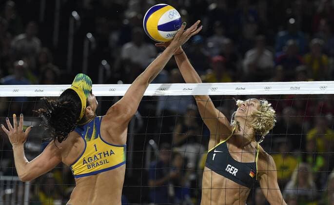 Rio 2016, Beachvolleyball Damen Finale, Deutschland - Brasilien (160818) -- RIO DE JANEIRO, Aug. 18, 2016 -- Germany s Laura Ludwig (R) competes against Brazil s Rippel Agatha B. during the women s final of Beach volleyball Beachvolleyball at the 2016 Rio Olympic Games Olympische Spiele Olympia OS in Rio de Janeiro, Brazil, on Aug. 18, 2016. Germany won the gold medal. )(xr) (SP)BRAZIL-RIO DE JANEIRO-OLYMPICS-BEACH VOLLEYBALL QixHeng 