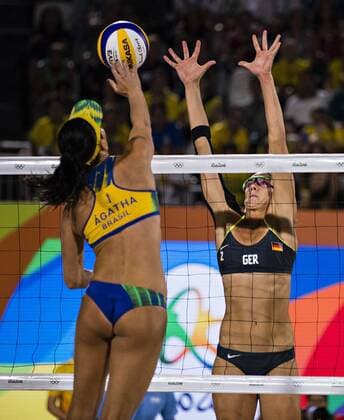 Rio 2016, Beachvolleyball Damen Finale, Deutschland - Brasilien Rio de Janeiro, 17.08.2016, Olympia Netzduell Agatha gegen Kira Walkenhorst Laura Ludwig Kira Walkenhorst (GER) - Agatha und Barbara (BRA) Beachvolleyball mm