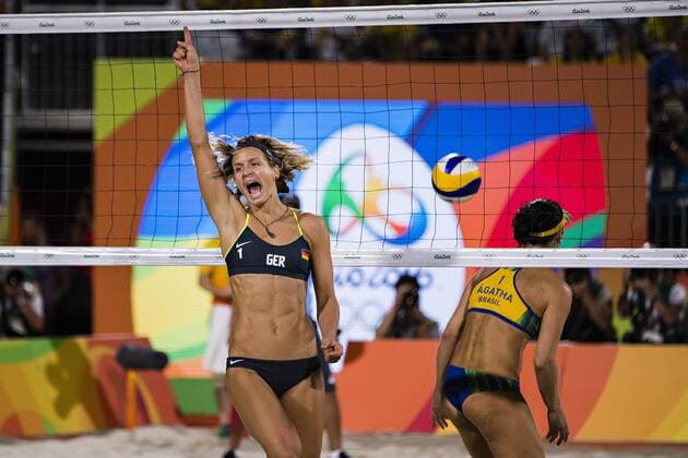 Themen der Woche - SPORT Bilder des Tages - SPORT Rio 2016, Beachvolleyball, Damen, Ludwig und Walkenhorst sind Olympiasieger Rio de Janeiro, 17.08.2016, Olympia Jubel: Laura Ludwig Laura Ludwig (re.) Kira Walkenhorst (GER) - Agatha und Barbara (BRA) Beachvolleyball mm