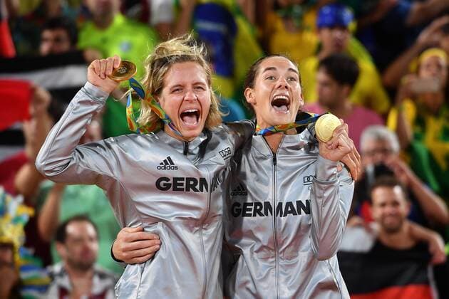 Rio 2016, Beachvolleyball, Damen, Ludwig und Walkenhorst sind Olympiasieger Laura LUDWIG Kira WALKENHORST (GER) mit Medaillen,Goldmedaille,Siegerehrung Jubel,Freude,Begeisterung,. winner,Sieger,olympic champion. Beachvolleyball Beach volleyball Beachvolleyball Finale der Frauen,women s final. Ludwig Walkenhorst (GER) vs Agatha Barbara (BRA) 2-0. Beach Volleyball Arena,am 17.08.2016. Olympische Sommerspiele 2016, vom 05.08. - 21.08.2016 in Rio de Janeiro Brasilien.