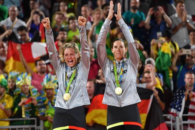Rio 2016, Beachvolleyball, Damen, Ludwig und Walkenhorst sind Olympiasieger Laura LUDWIG Kira WALKENHORST (GER) mit Medaillen,Goldmedaille,Siegerehrung Jubel,Freude,Begeisterung, winner,Sieger,olympic champion. Beachvolleyball Beach volleyball Beachvolleyball Finale der Frauen,women s final. Ludwig Walkenhorst (GER) vs Agatha Barbara (BRA) 2-0. Beach Volleyball Arena,am 17.08.2016. Olympische Sommerspiele 2016, vom 05.08. - 21.08.2016 in Rio de Janeiro Brasilien.