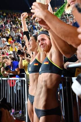 Rio 2016, Beachvolleyball, Damen, Ludwig und Walkenhorst sind Olympiasieger v.re:Laura LUDWIG Kira WALKENHORST (GER),Schlussjubel vor Tribuene mit Angehoerigen, Jubel,Freude,Begeisterung, winner,Sieger,olympic champion. Beachvolleyball Beach volleyball Beachvolleyball Finale der Frauen,women s final. Ludwig Walkenhorst (GER) vs Agatha Barbara (BRA) 2-0. Beach Volleyball Arena,am 17.08.2016. Olympische Sommerspiele 2016, vom 05.08. - 21.08.2016 in Rio de Janeiro Brasilien.