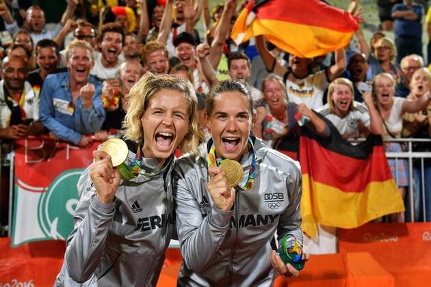 Themen der Woche - SPORT Bilder des Tages - SPORT Rio 2016, Beachvolleyball, Damen, Ludwig und Walkenhorst sind Olympiasieger Laura LUDWIG Kira WALKENHORST (GER) mit Medaillen,Goldmedaille,Siegerehrung Jubel,Freude,Begeisterung,. winner,Sieger,olympic champion. Beachvolleyball Beach volleyball Beachvolleyball Finale der Frauen,women s final. Ludwig Walkenhorst (GER) vs Agatha Barbara (BRA) 2-0. Beach Volleyball Arena,am 17.08.2016. Olympische Sommerspiele 2016, vom 05.08. - 21.08.2016 in Rio de Janeiro Brasilien.