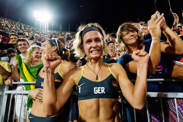 Rio 2016, Deutsche Medaillengewinner Bilder des Tages - SPORT Rio 2016, Beachvolleyball, Damen, Ludwig und Walkenhorst sind Olympiasieger Kira Walkenhorst und Laura Ludwig (GER) feiern den Sieg mit den Fans nach dem Beachvolleyballl Finale bei den olympischen Sommerspiele 2016 am 17.08.2016, Rio de Janeiro Copyright: xSchülerx xEibner-Pressefotox EP_jse