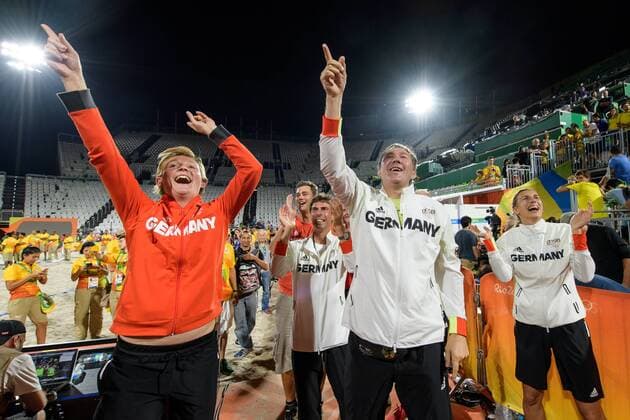 Rio 2016, Beachvolleyball Damen Finale, Deutschland - Brasilien Das Betreuerrteam von Kira Walkenhorst und Laura Ludwig (GER) feiert den Sieg im Beachvolleyballl Finale bei den olympischen Sommerspiele 2016 am 17.08.2016, Rio de Janeiro Copyright: xSchülerx xEibner-Pressefotox EP_jse