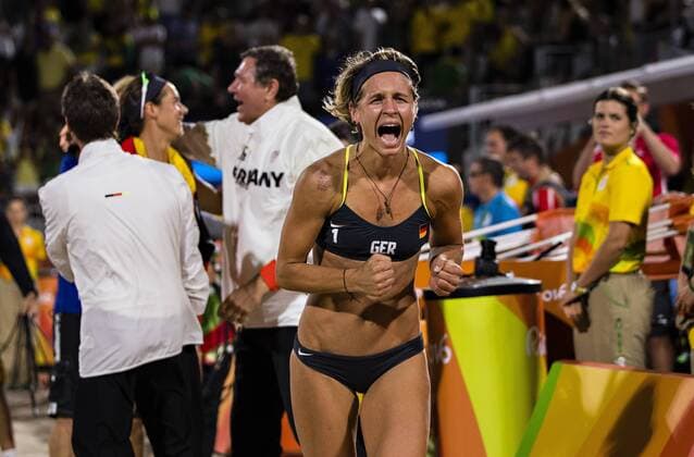Rio 2016, Beachvolleyball, Damen, Ludwig und Walkenhorst sind Olympiasieger Rio de Janeiro, 17.08.2016, Olympia Schlussjubel: Laura Ludwig (vorne.) Kira Walkenhorst (GER) - Agatha und Barbara (BRA) Beachvolleyball mm