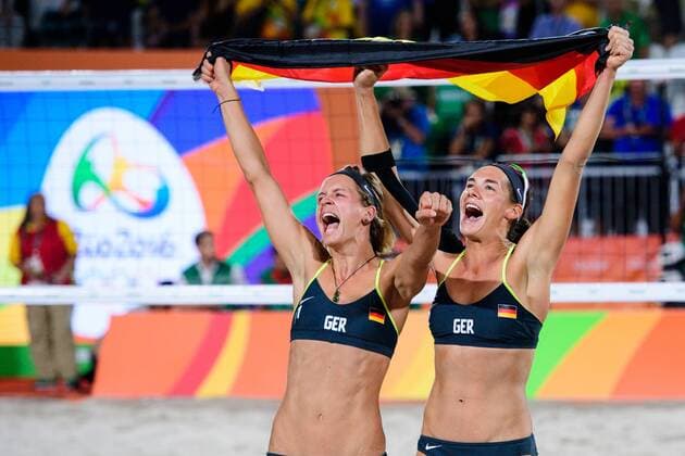 Rio 2016, Beachvolleyball, Damen, Ludwig und Walkenhorst sind Olympiasieger Rio de Janeiro, Copacabana Beachvolleyball, Olympische Spiele, Finale Jubel Laura Ludwig ( 1 GER), Laura Ludwig ( 1 GER) nach Matchball Sieg mit Flagge