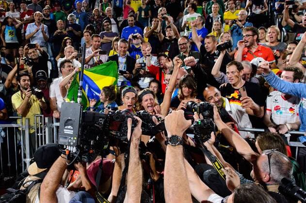 Rio 2016, Beachvolleyball, Damen, Ludwig und Walkenhorst sind Olympiasieger Rio de Janeiro, Copacabana Beachvolleyball, Olympische Spiele, Finale Jubel Laura Ludwig ( 1 GER), Laura Ludwig ( 1 GER) nach Sieg Medien Fotografen