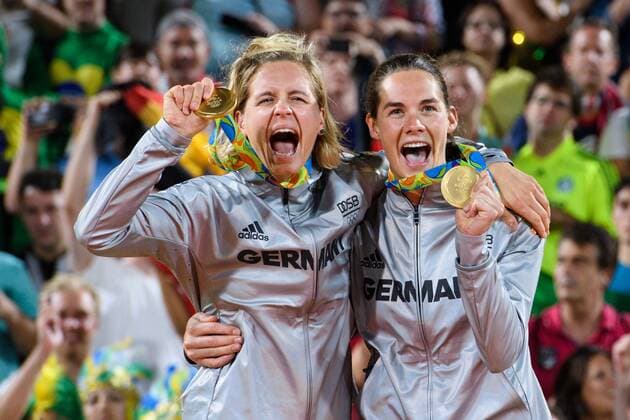 Rio 2016, Beachvolleyball, Damen, Ludwig und Walkenhorst sind Olympiasieger Rio de Janeiro, Copacabana Beachvolleyball, Olympische Spiele, Siegerehrung 1. Platz Gold Goldmedaille Olympiasieger: Laura Ludwig ( 1 GER), Kira Walkenhorst ( 2 GER)