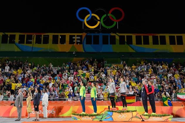 Rio 2016, Beachvolleyball, Damen, Ludwig und Walkenhorst sind Olympiasieger Rio de Janeiro, Copacabana Beachvolleyball, Olympische Spiele, Siegerehrung 2. Platz Silber Silbermedaille: Agatha Bednarczuk ( 1 BRA), Barbara Seixas De Freitas ( 2 BRA), 1. Platz Gold Goldmedaille Olympiasieger: Laura Ludwig ( 1 GER), Kira Walkenhorst ( 2 GER), 2. Platz Silber Silbermedaille: Kerri Walsh Jennings ( 1 USA), April Ross ( 2 USA) Olympische Ringe